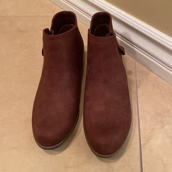 *NEW AND NEVER WORN* Brown Booties - Picture 2 of 5